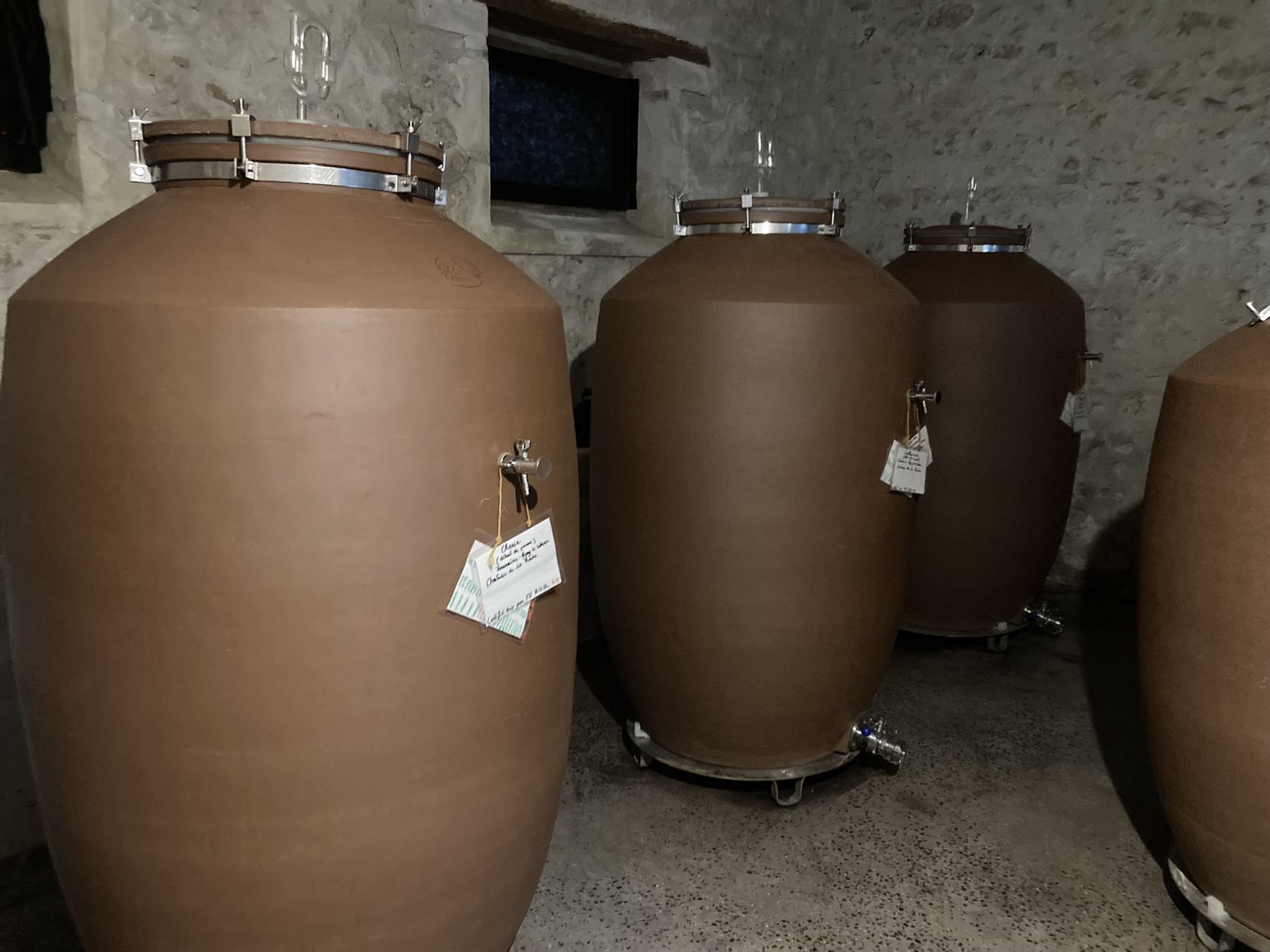 Les amphores dans la cave du domaine
